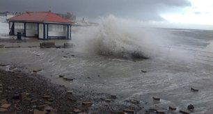 Gofyn barn ar gynllun amddiffyn yr arfordir ar gyfer Aberystwyth