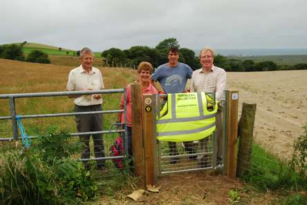 Gwirfoddolwyr Aberystwyth, Rita, Len a Robert, gyda Barcmon Cyngor Sir Ceredigion Gareth.