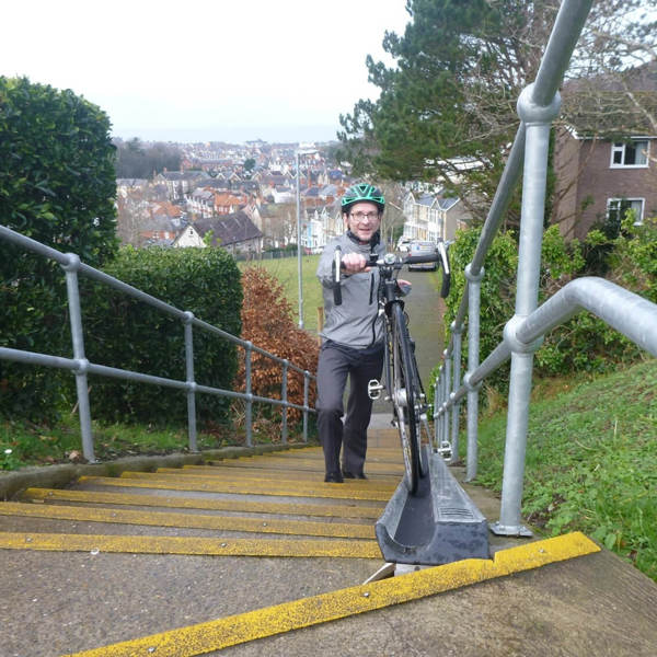 Ramp olwyn beic Llyfrgell Genedlaethol Cymru