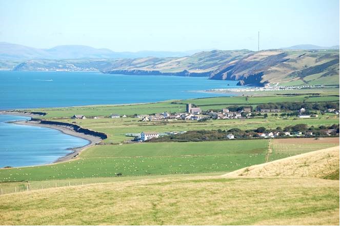 Llansanffraid yn wynebu'r gogledd ar hyd arfordir Ceredigion.