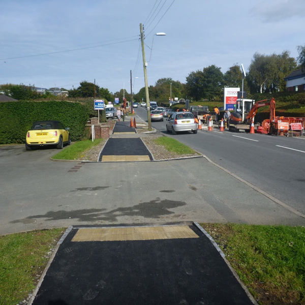 Heol Aberystwyth, Aberteifi. Cyrbiau is a phalmant botymog newydd ac arwyneb newydd ar y droedffordd